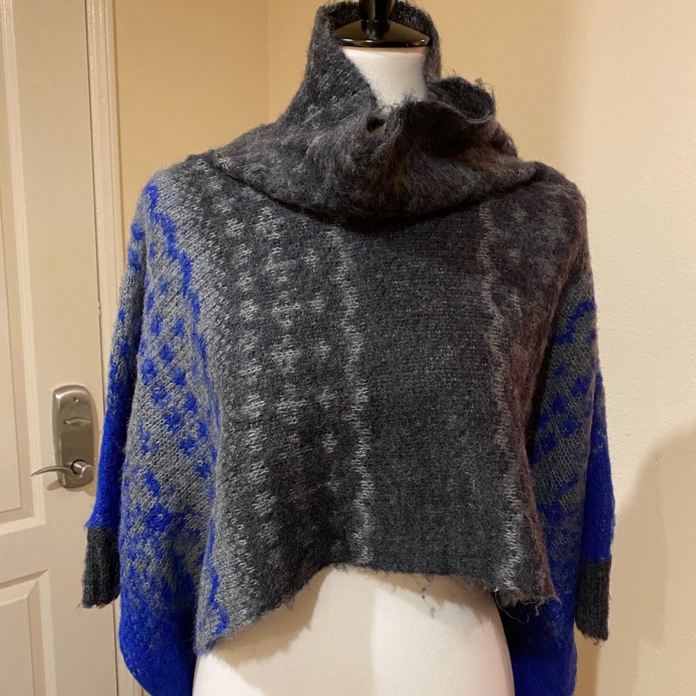 Vertigo Cropped Loose Turtleneck Sweater